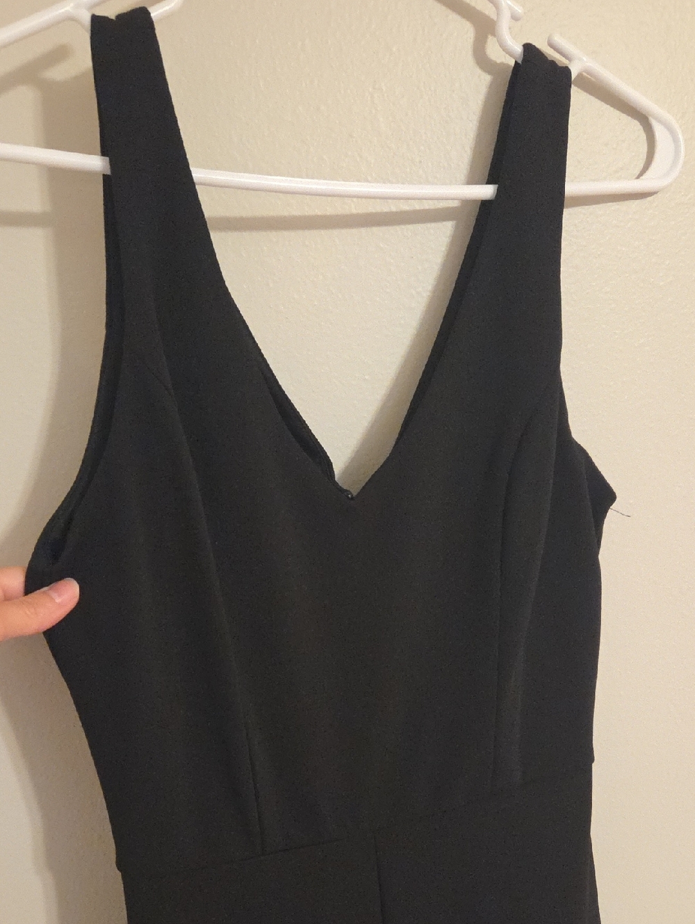 Black V-Neck Sleeveless Jumpsuit - Picture 2 of 5